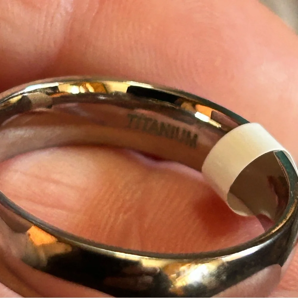 Men’s 6mm polished Titanium comfort band wedding ring NIB 12